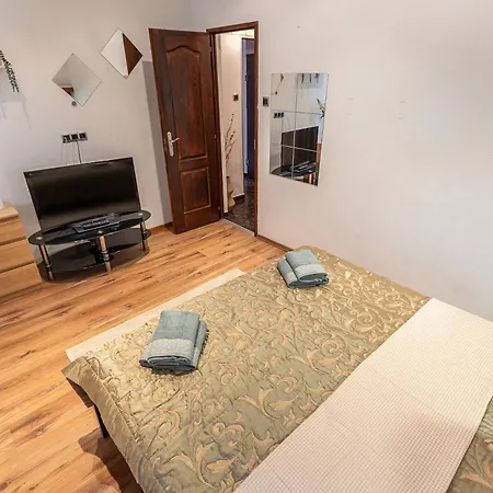 Apartment Vibes - 3 Bdrms *