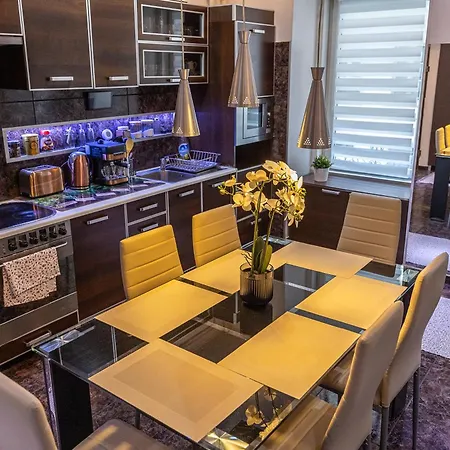 Apartment Vibes - 3 Bdrms