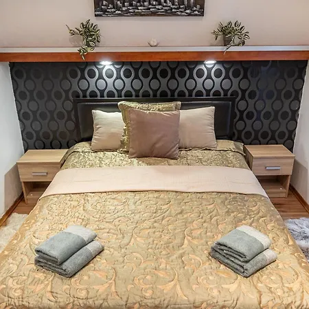 Apartment Vibes - 3 Bdrms *