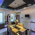 Apartment Vibes - 3 Bdrms *